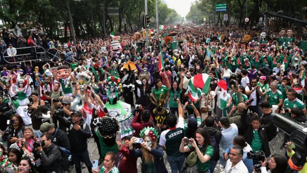La fiebre del Mundial 2026 se apoderó de los aficionados en la Ciudad de México en busca del récord Guinness de la Ola más grande del mundo.