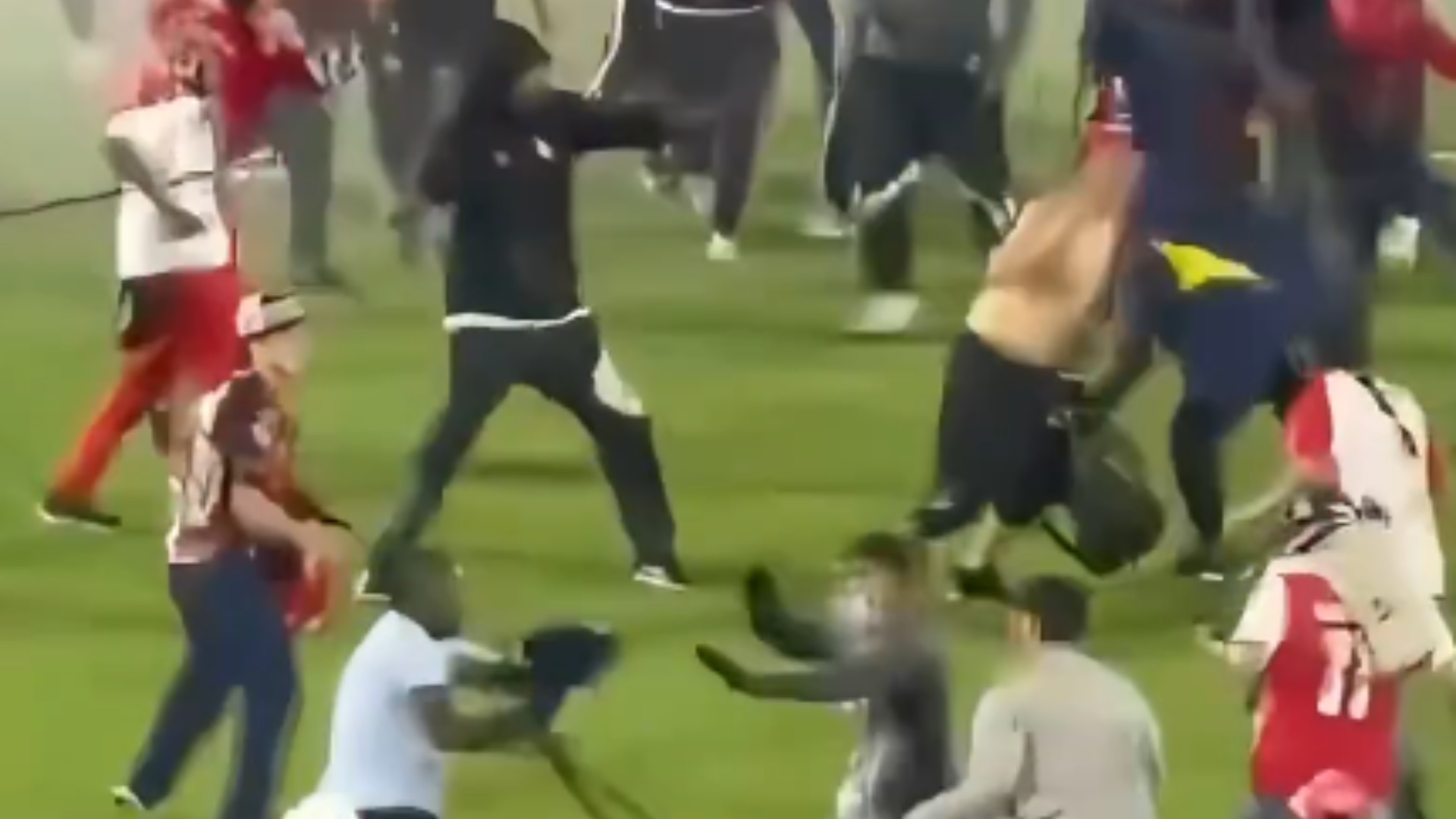 El futbol de Colombia vivió momentos de violencia luego de la irrupción de las barras de Santa Fe y América de Cali al terreno de juego.