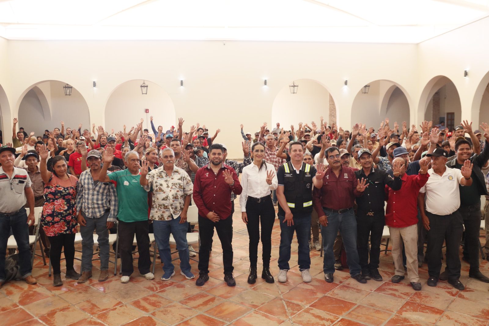 Laura Imelda con productores de ladrillo