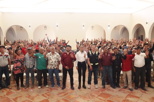 Laura Imelda con productores de ladrillo