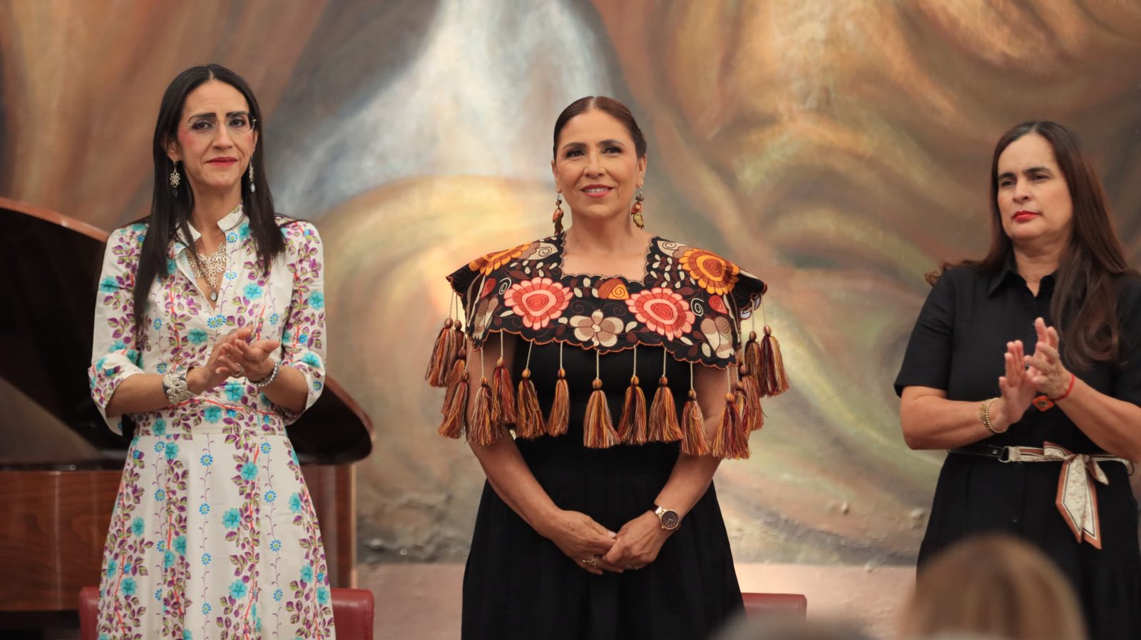 Laura Imelda Pérez, alcaldesa de Tlaquepaque junto con María del Carmen Curiel, presidenta del patronato del DIF municipal
