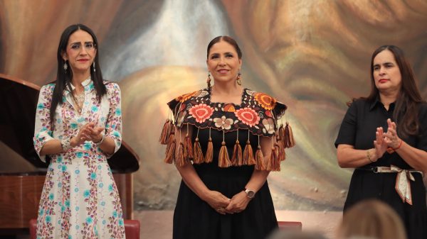 Laura Imelda Pérez, alcaldesa de Tlaquepaque junto con María del Carmen Curiel, presidenta del patronato del DIF municipal