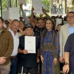 Laura Imelda entrega títulos de propiedad