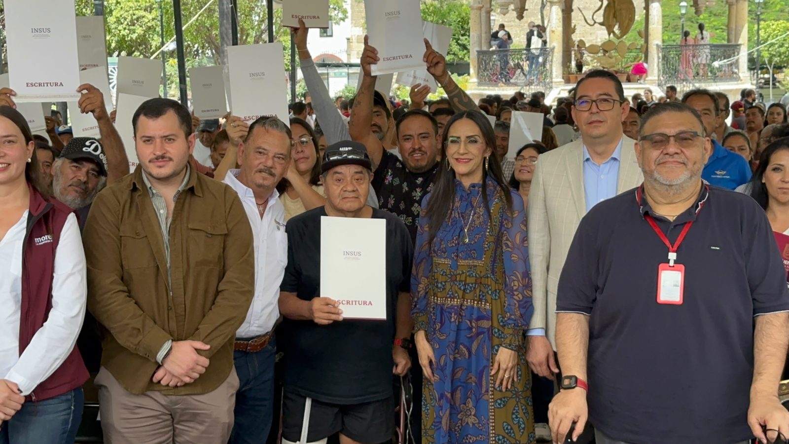 Laura Imelda entrega títulos de propiedad