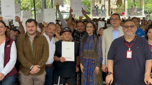 Laura Imelda entrega títulos de propiedad