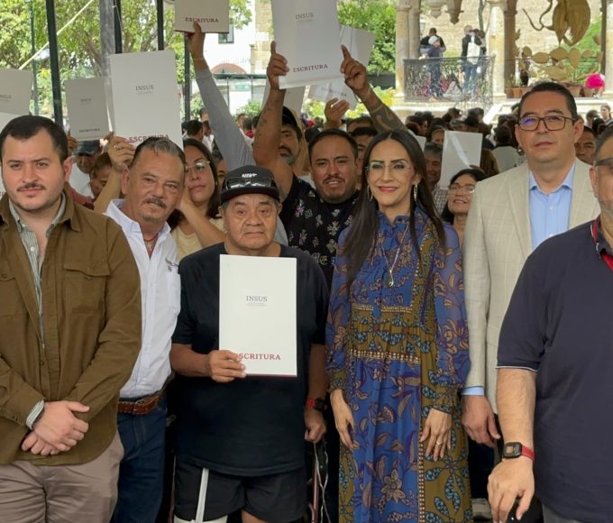 Laura Imelda entrega títulos de propiedad